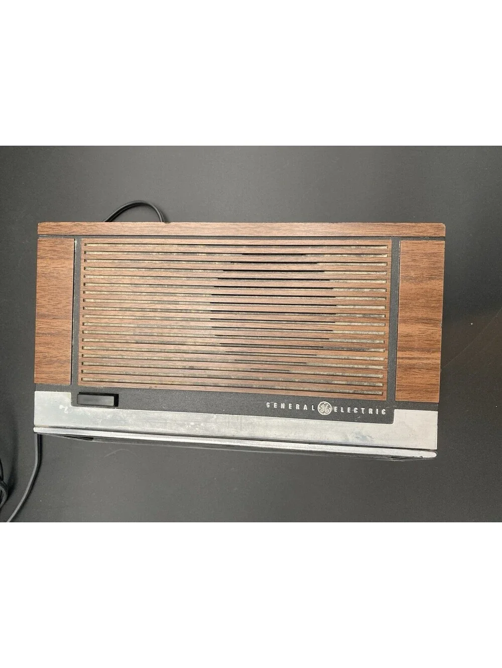 GE Walnut Grain Finish Alarm Clock Radio Model #7-4650K - Tested